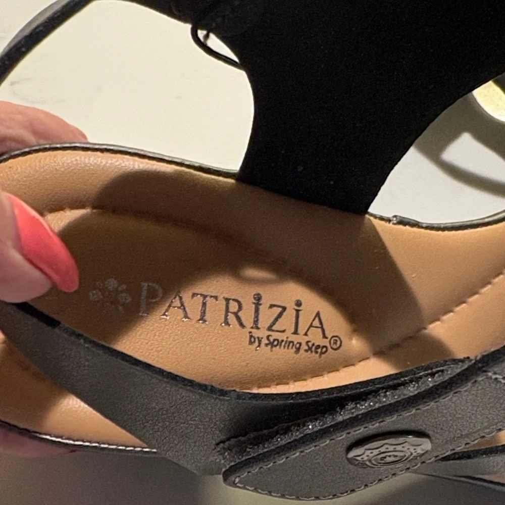 Chic  Strappy Women's Sandals New never worn - Picture 3 of 8